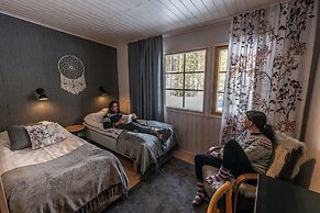 Isokenkäisten Klubi, Wilderness lodge