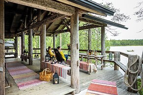 Isokenkäisten Klubi, Wilderness lodge