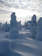Isokenkäisten Klubi, Wilderness lodge