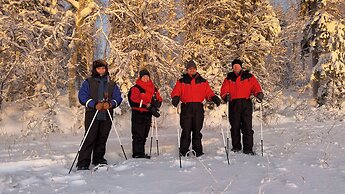 Isokenkäisten Klubi, Wilderness lodge