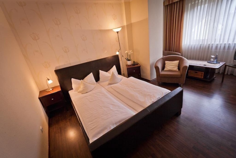 Hotel Spies