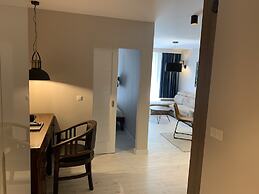 ApartmentSun Parrot