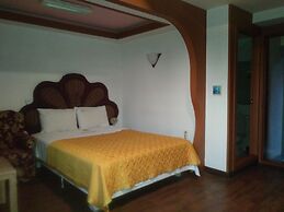 Golden Bee Motel