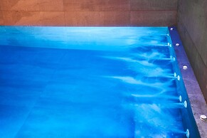 Uma Ray Suites