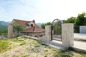 Villa Mons