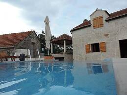 Villa Mons