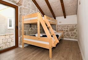 Villa Mons
