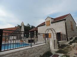 Villa Mons