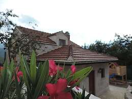 Villa Mons