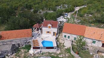 Villa Mons