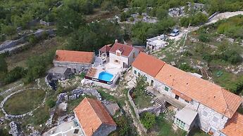 Villa Mons