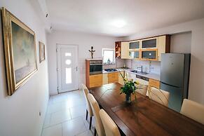 Holiday House Iva