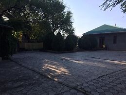Khosrov Hotel