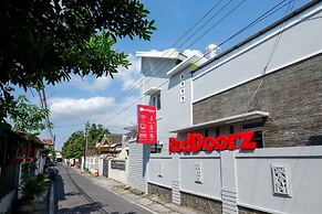 RedDoorz near Solo Square 3