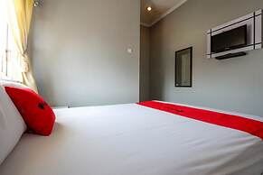 RedDoorz near Solo Square 3