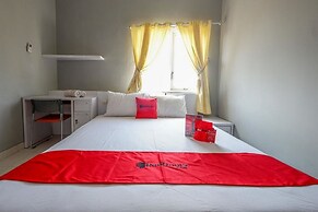 RedDoorz near Solo Square 3