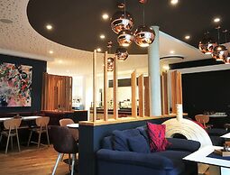 7 Hotel & Boardinghouse