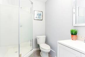 Family Home-Metrotown by Elevate Rooms