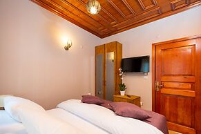 Wonder Wood Hotel