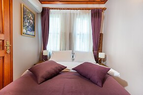 Wonder Wood Hotel