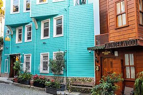 Wonder Wood Hotel
