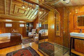 Wonder Wood Hotel