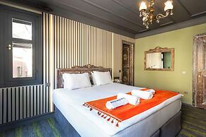 Wonder Wood Hotel