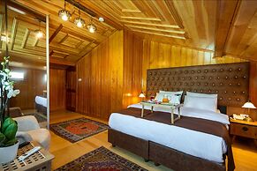 Wonder Wood Hotel