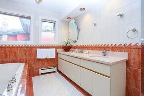Grand Spacious Suite near YVR by Elevate Rooms