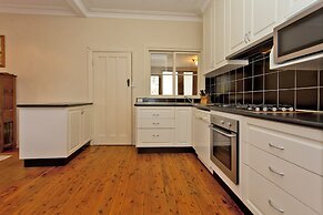 Red Brick Beauty - Central Cottage