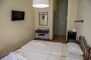 Athinas Street Inn