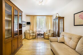 Apartment on Tryokhgorny Val 3