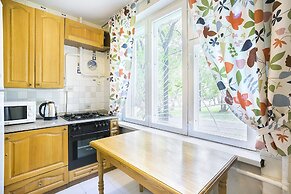 Apartment on Tryokhgorny Val 3