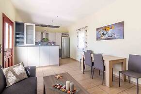 Spacious 2 Bedroom House with Fantastic Yard