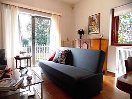 Glyfada Spacious Apartment Garden