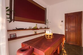 Watdamnak House