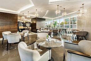 Radisson Blu Hotel, Dubai Canal View