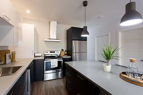 Brand New 3 Bedroom With Rooftop Patio