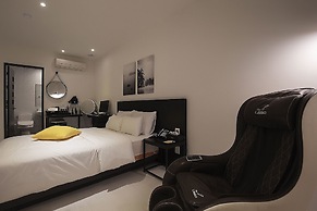 Yellow 8 Hotel