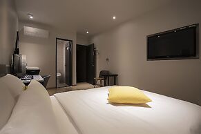 Yellow 8 Hotel