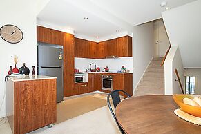 Spacious 1-Bedroom Apartment With Parking