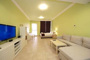 Signature Holiday Home - Venetian