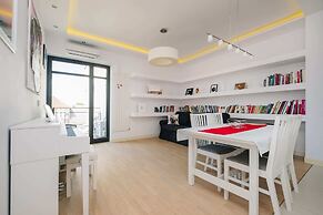 Modern Apartment Across the Ponds