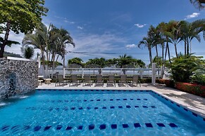 Magnificent and Spacious Poolside 3BR Condo