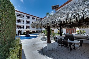 Magnificent and Spacious Poolside 3BR Condo