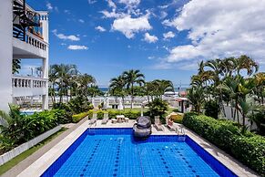 Magnificent and Spacious Poolside 3BR Condo