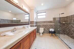 Magnificent and Spacious Poolside 3BR Condo