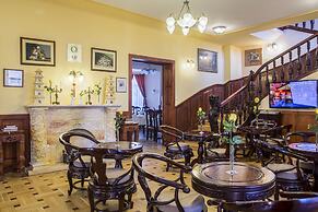 Fried Castle Hotel and Restaurant