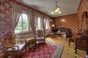 Fried Castle Hotel and Restaurant