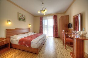 Fried Castle Hotel and Restaurant